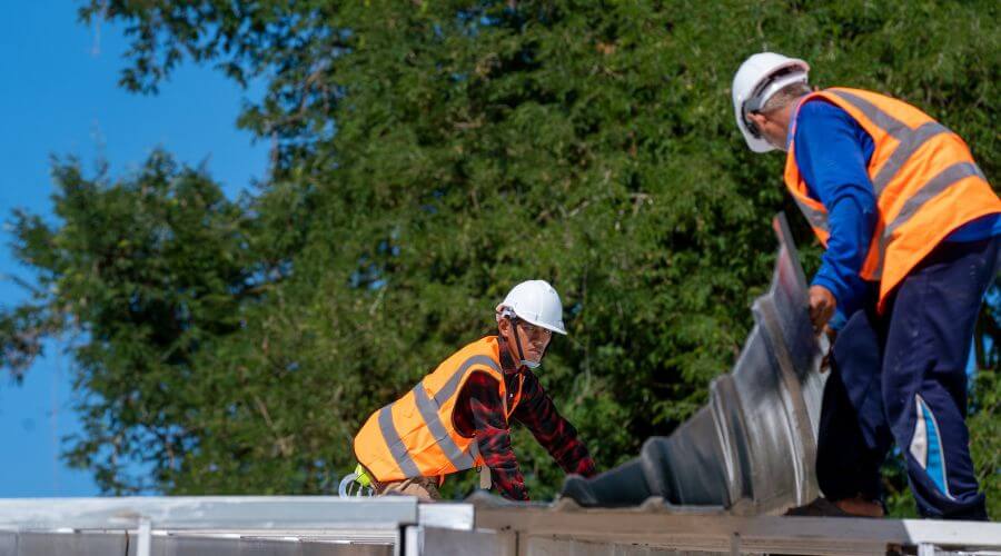 Professional gutter cleaning in South Dos Palos, CA
